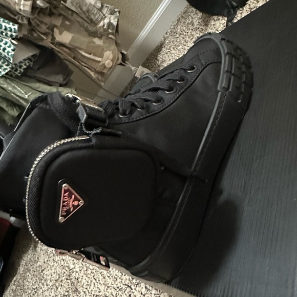 Prada sneaker w/ Pouch - Picture 3 of 8